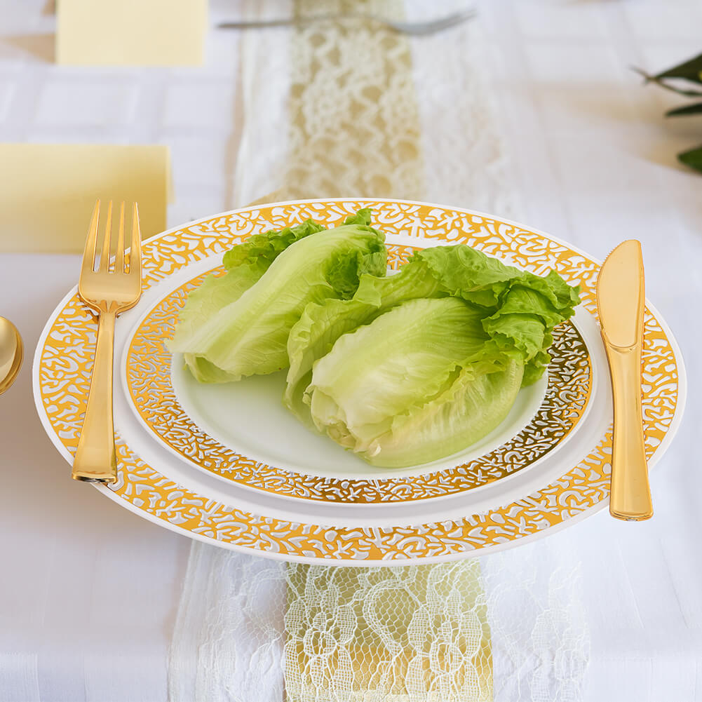 Assiettes, tasses et couverts en plastique à bord doré (lot de 6)